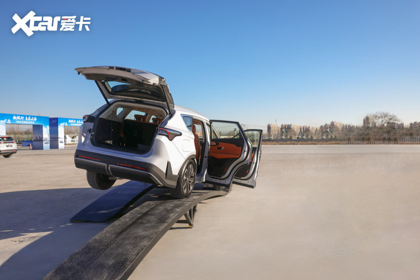 并进 场地试驾捷途山海L7爱游戏app入口性能与舒适(图1)