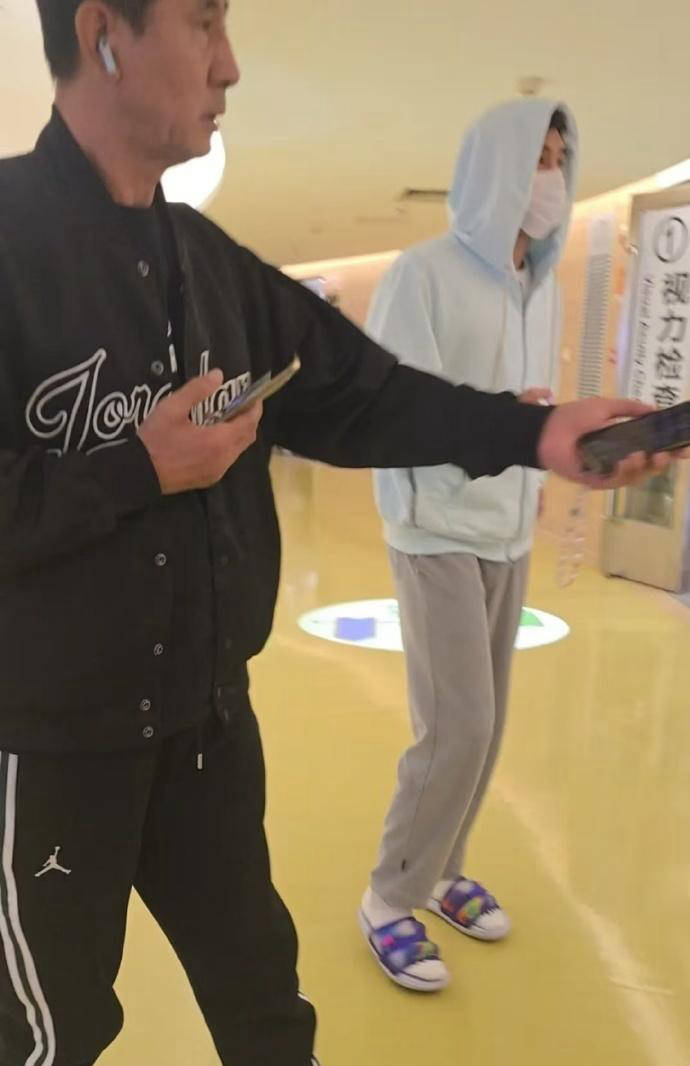 在父亲陪伴下进行视力检查已顺利摘下眼罩爱游戏(ayx)郭艾伦眼伤恢复新进展：(图2)