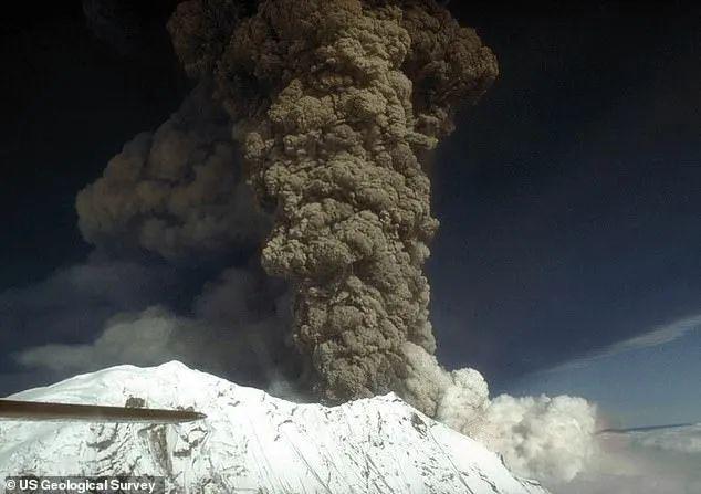 大型火山可能近期爆发当地居民抢购口罩爱游戏爱体育5000年未爆发！美国(图2)